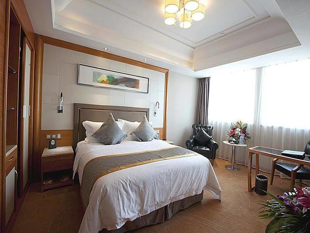 Friend Hotel Shanghai Room photo